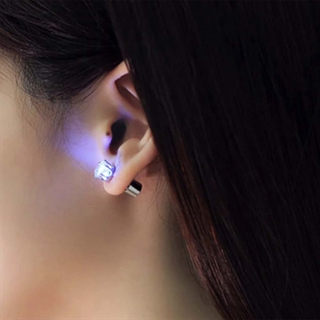 Flotte øreringe med multifarvet lys